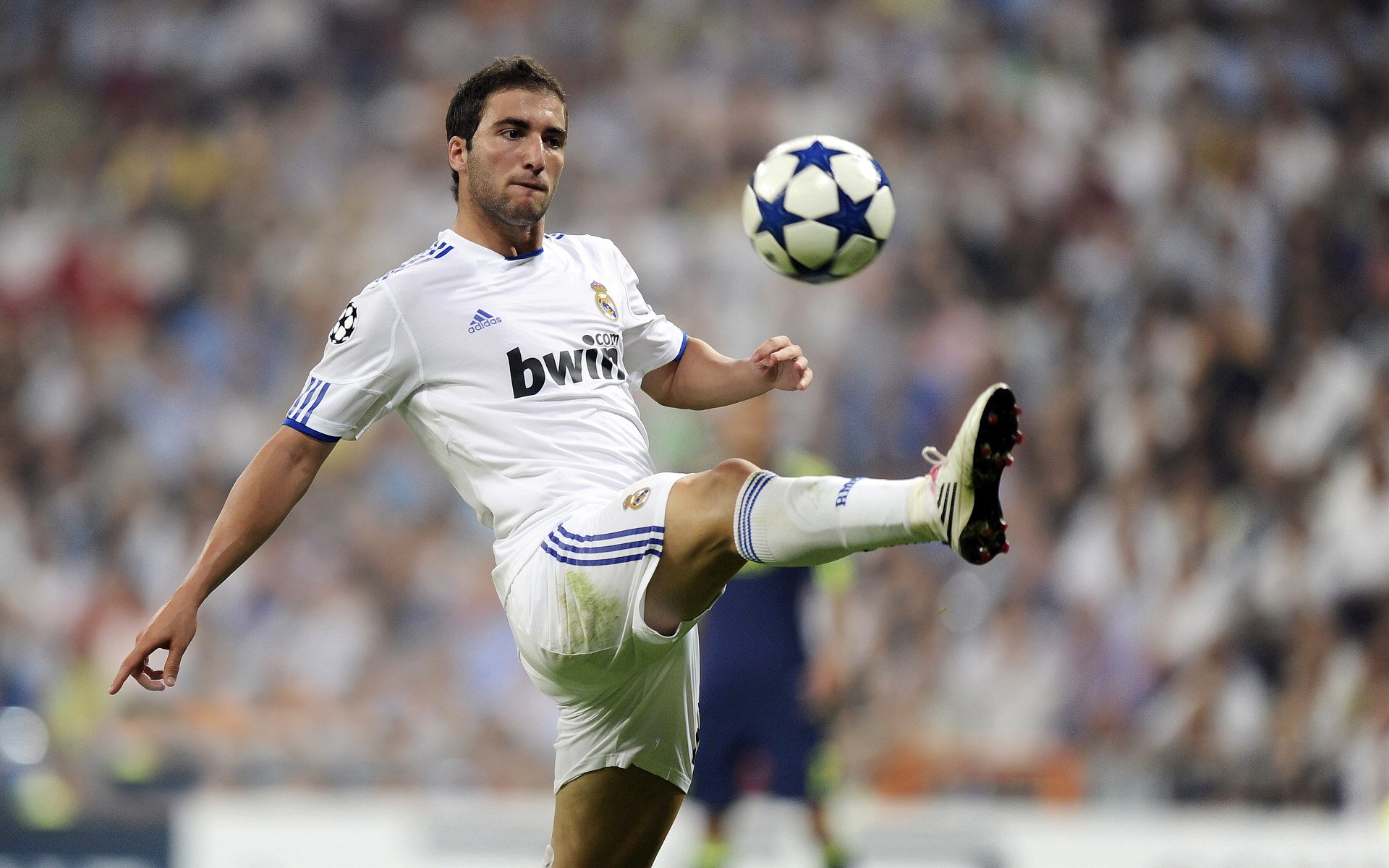 勇者无惧:欧冠比赛中的“铁血拼搏”精神,勇者无惧出自